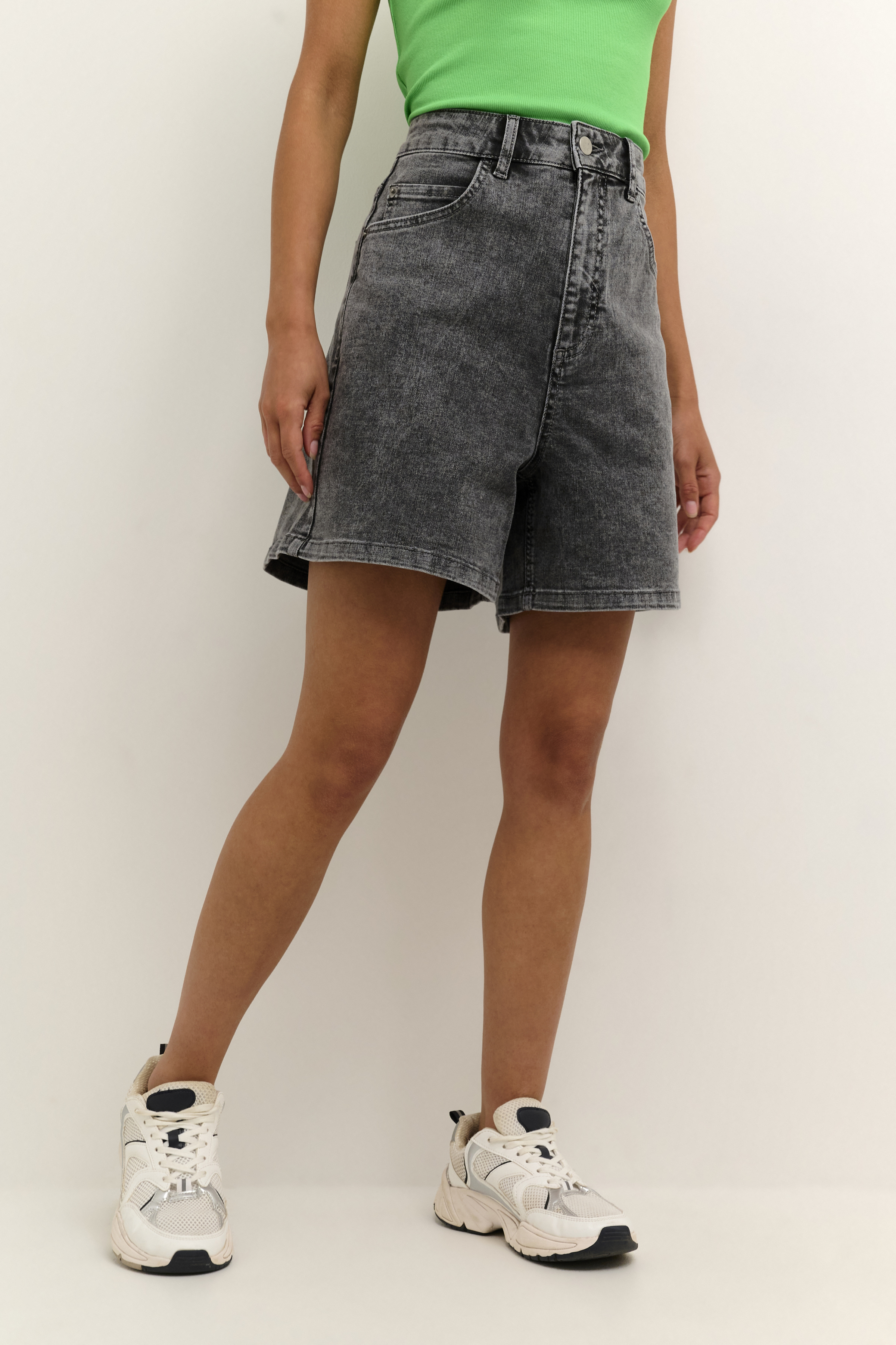 KAselna Shorts LOOKBOOK FRONT 10507530-100168