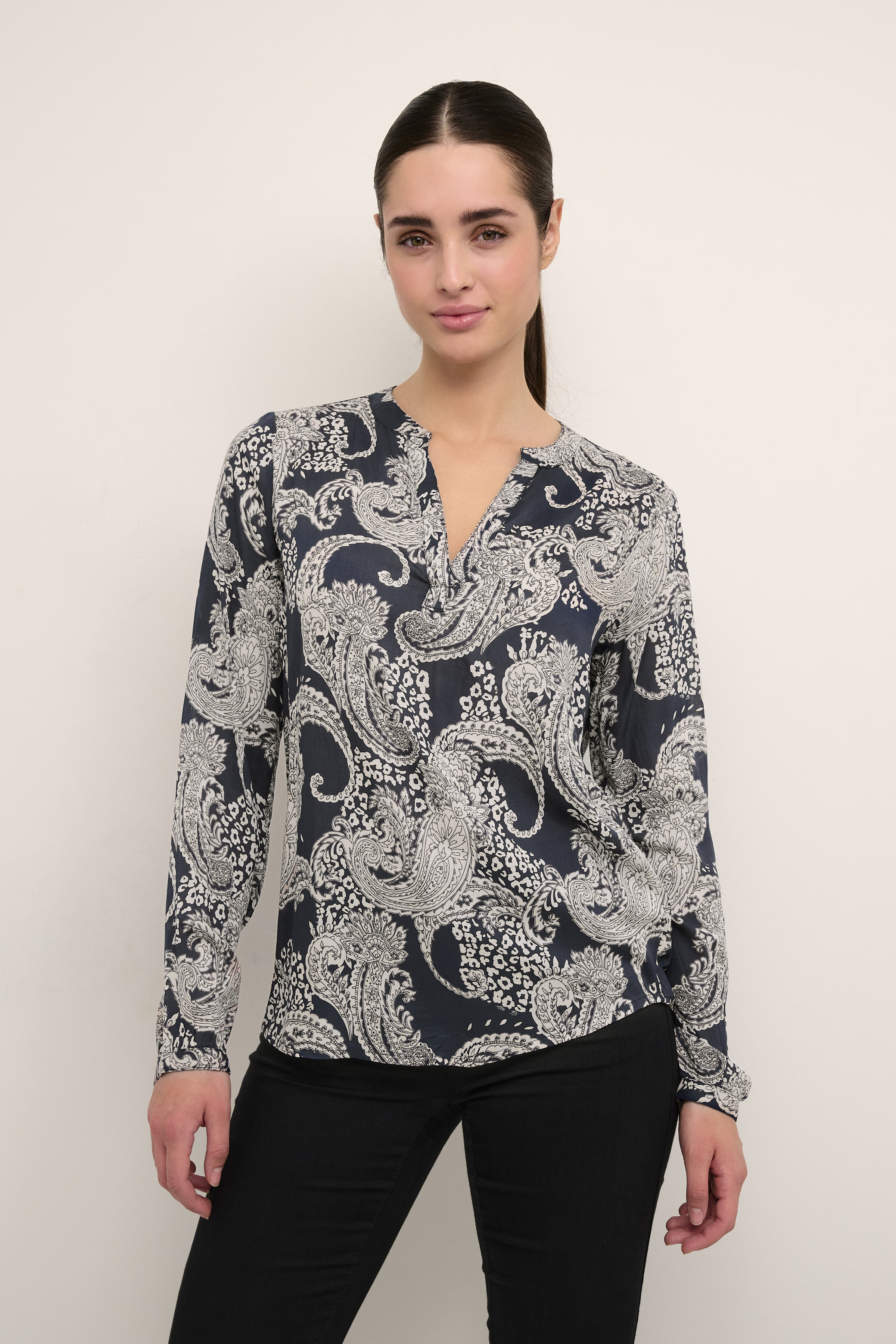 Paisley Bluse LOOKBOOK FRONT 10502510-52737